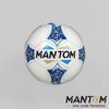 Ein weißer Falcon IV Fußball mit blauen und gelben geometrischen Mustern, die sternförmige Strukturen bilden, auf dem der Schriftzug 'MANTOM' in schwarzer Schrift steht.