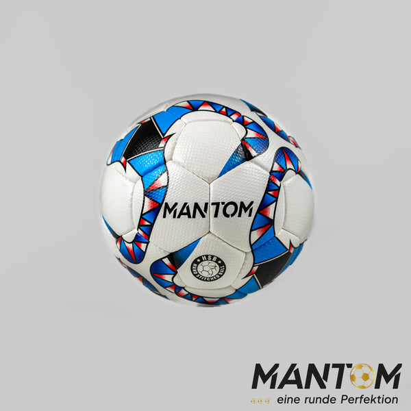 Ein weißer Tornado VIII Fußball mit blauen, roten und schwarzen geometrischen Mustern, auf dem der Schriftzug 'MANTOM' in schwarzer Schrift steht.