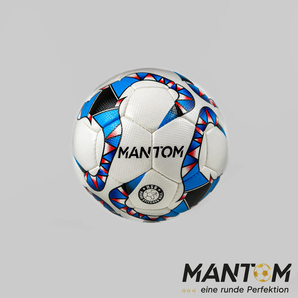 Ein weißer Tornado VIII Fußball mit blauen, roten und schwarzen geometrischen Mustern, auf dem der Schriftzug 'MANTOM' in schwarzer Schrift steht.